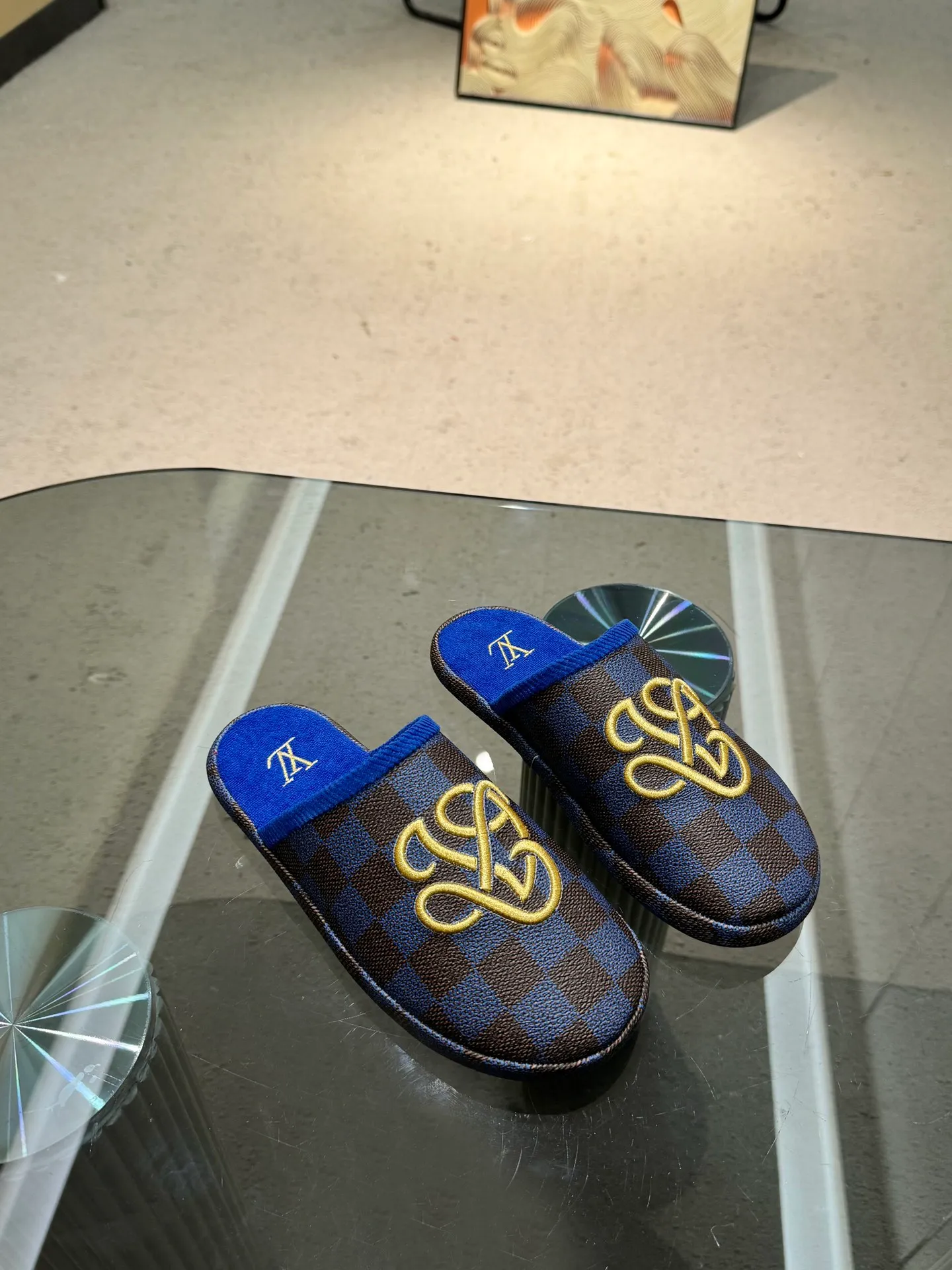 👟👟Ex-factory price 320👟👟 The 2024 couple’s counter features the latest hard goods of LV and Loewe co-branded slippers🆕 ✿Purchase level! Full of high-end feel! A popular model among bloggers at home and abroad, it’s retro and fashionable and looks amazing on your feet! Official website main recommendation code number 35-46